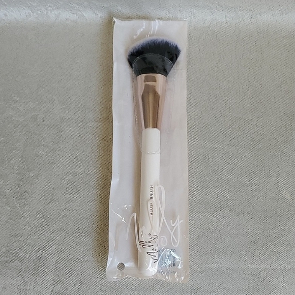 🆕️ MALLY XO Angled Blush Brush